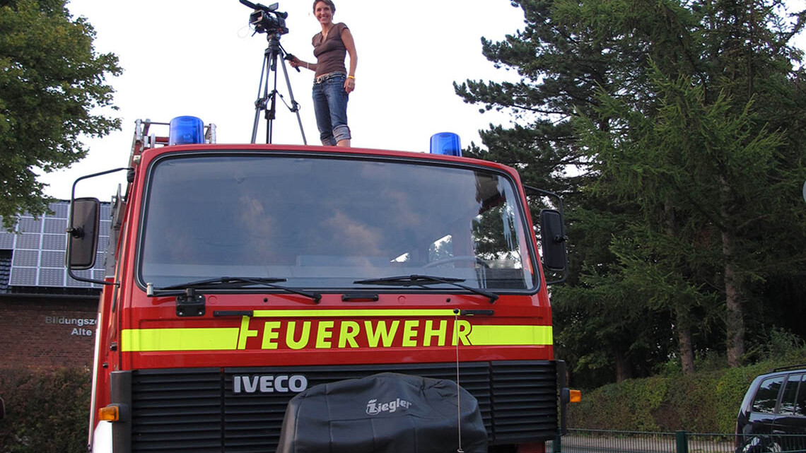 Jelena Gernert Kamerafrau auf Feuerwehwagen